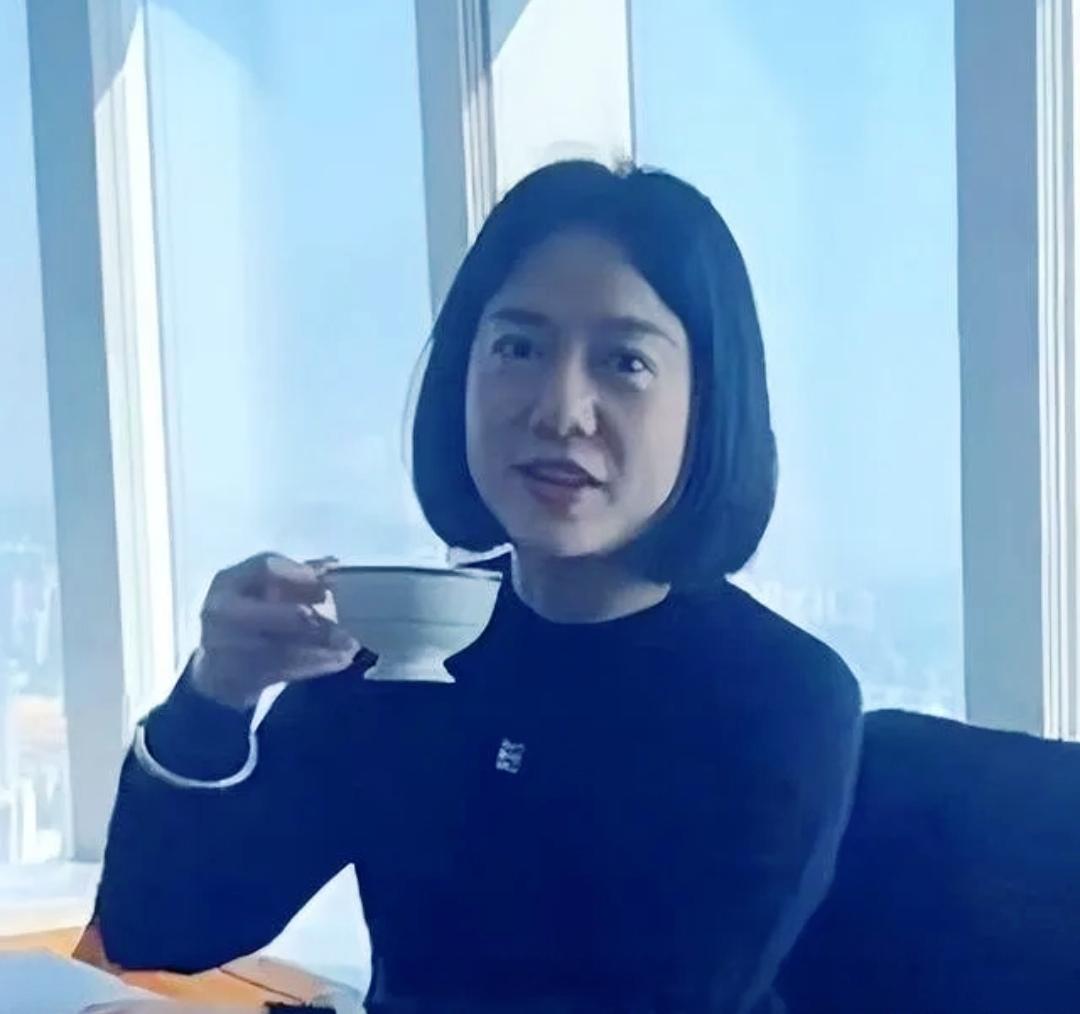 杨振宁老师离世不到一个月，翁帆依然保持着往日的作息，早上打太极，晚上整理杨老