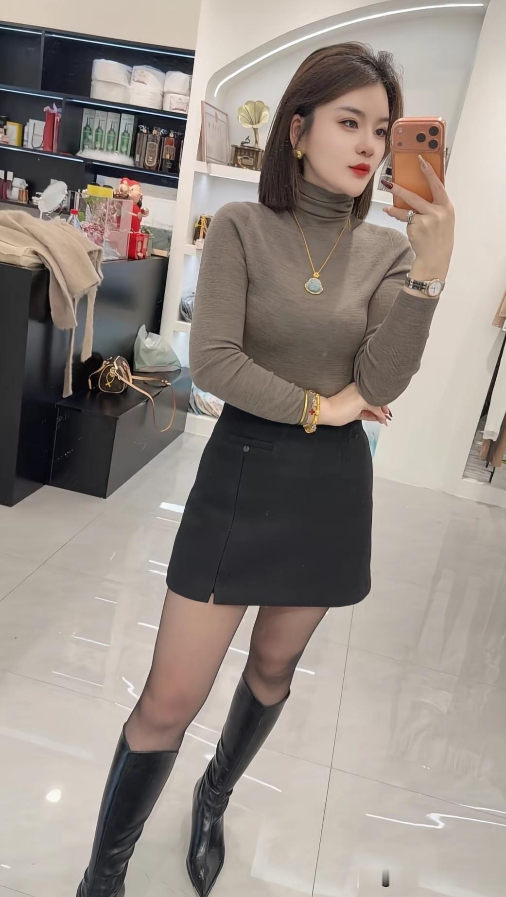 优雅??冬天女人爱穿丝袜，一方面是“光腿神器”既保暖肤色还原度又高...