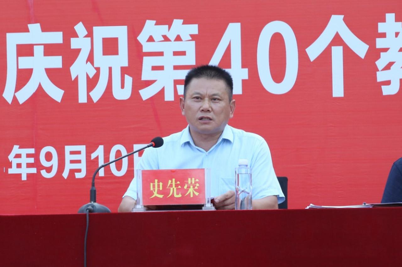 很多人不知道阜阳市第二中学的史校长之前在阜阳市三中工作了二十多年，从一个普通教师