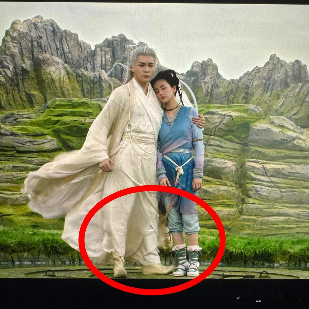 《临江仙》喜提难看热搜不仅服道化辣眼睛背景和特效也是一眼假拍摄手法更