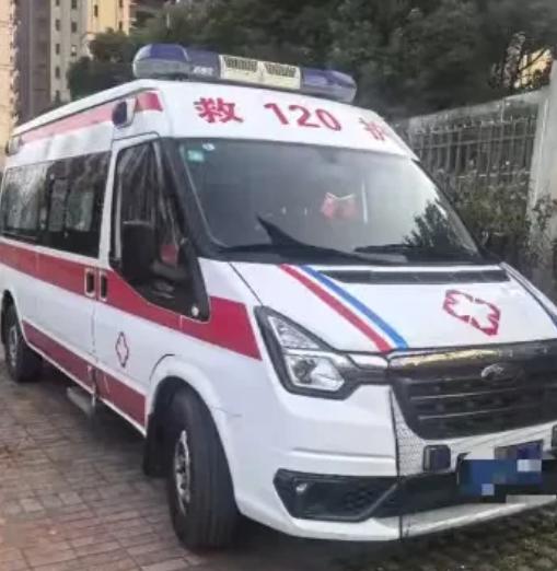 🌙山西阳泉，85岁的老人病重，叫了急救车，来了以后老人女婿就让他们帮忙抬老人下