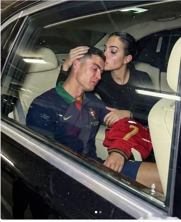 41岁的C罗独自在更衣室崩溃落泪。乘车离开时，未婚妻默默陪伴他。我觉得他的人生