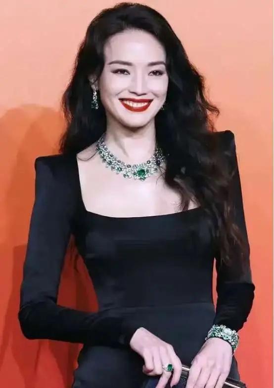 2016年，记者问舒淇：“你为什么要嫁给冯德伦？”她笑着说：“我从来没打算嫁给他