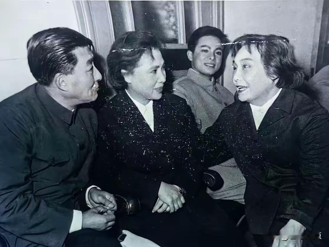 王铎：赵丹跟谁交谈？