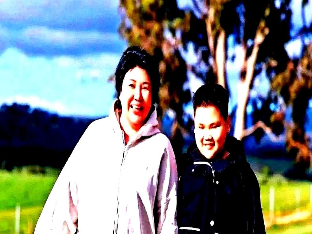 郭麒麟的电影卖了1.5亿，他爸没发一条微博，只寄了两箱饺子，纸条上写：“别累着，