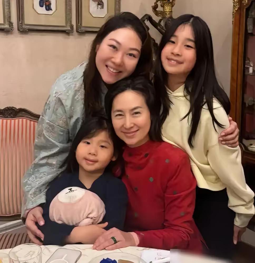 大年初二，身家百亿的何超琼，没回何家大宅，反而提着个布袋子红包，雷打不动地第30