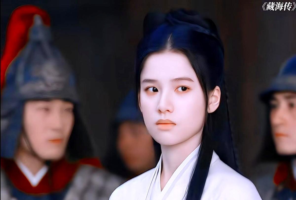 《藏海传》里藏海为了救香暗荼，直接冲进宫请罪，说自己拿了癸玺。曹静贤突然下线，