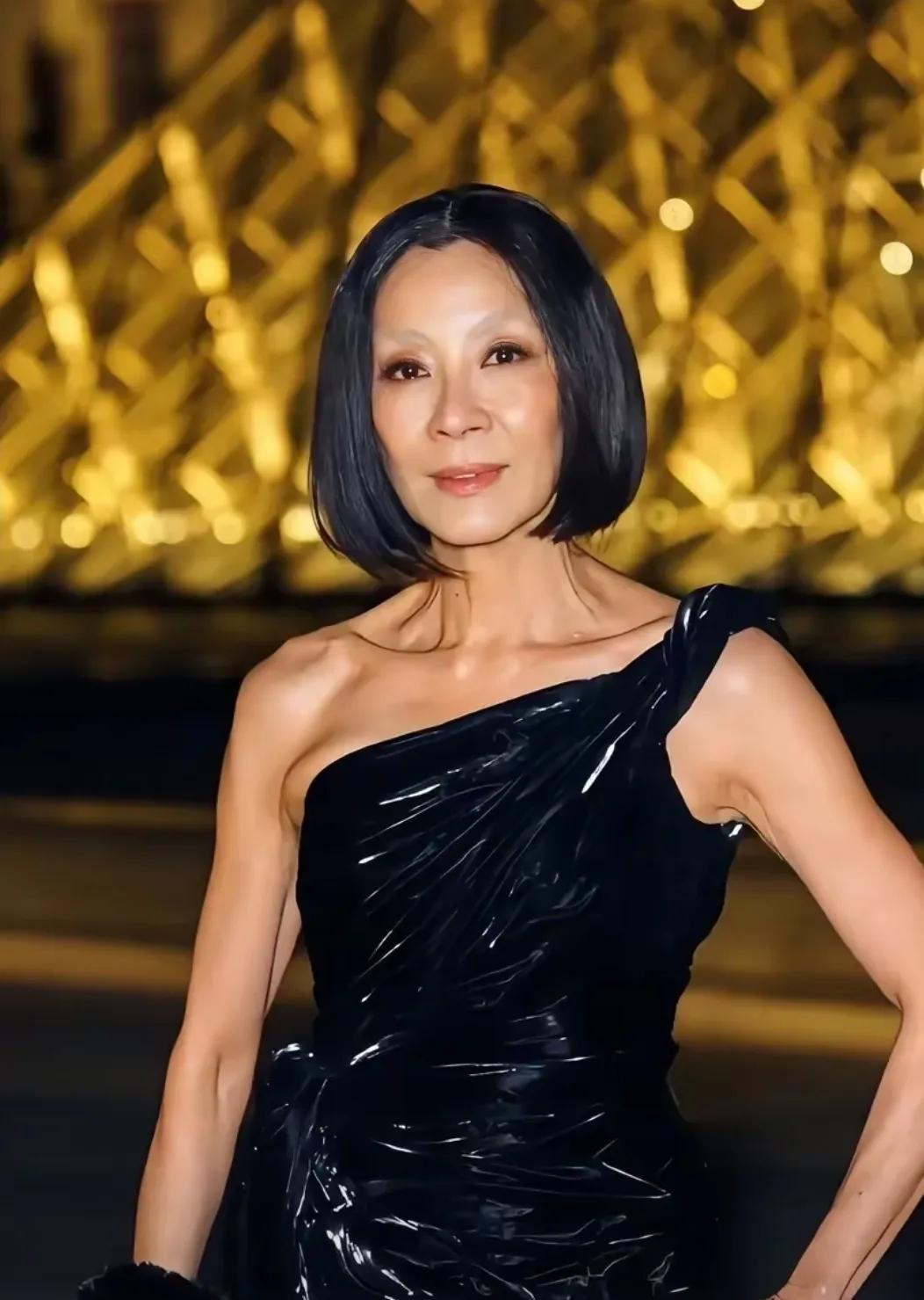 哇靠！杨紫琼怎么变成“白毛道长”了呢！这妆容有点怪异。近期，62岁杨紫琼亮相