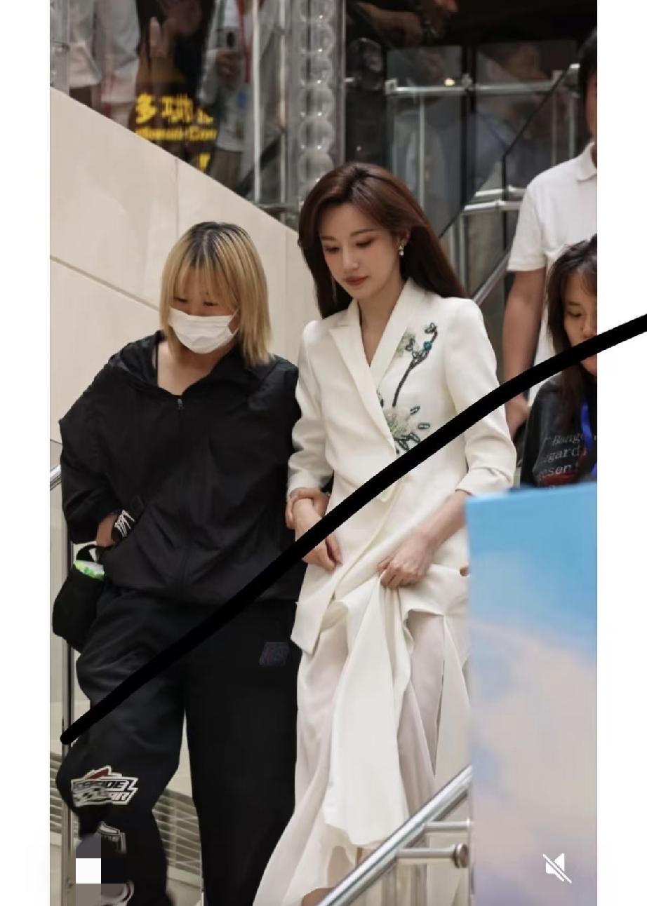 7月14日，马凡舒参加央视总台推介大会真不容易，穿了一身白色的衣服，下面又是白色