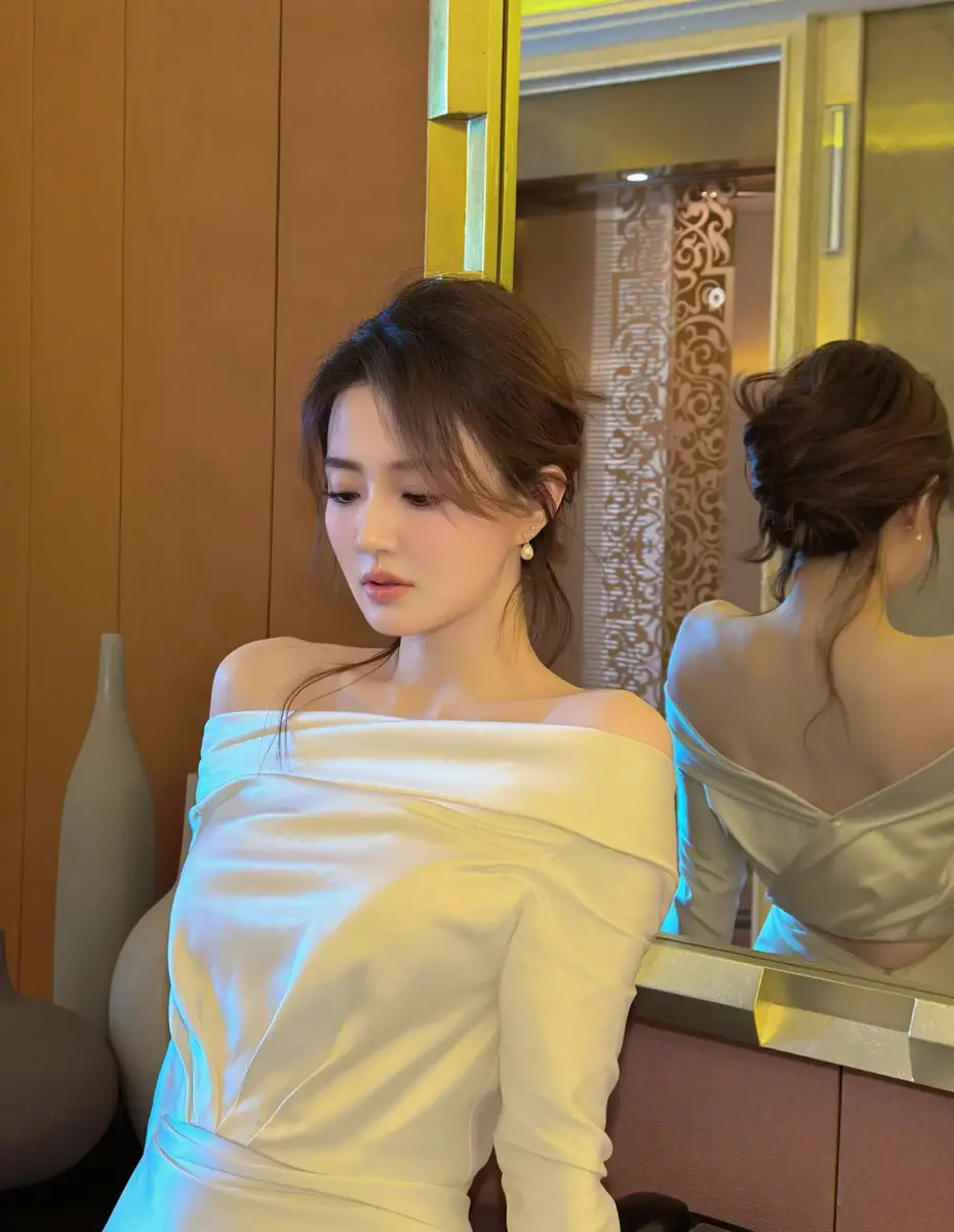 徐璐穿白色礼裙清纯靓丽！脸蛋粉嫩秒变娇羞美人