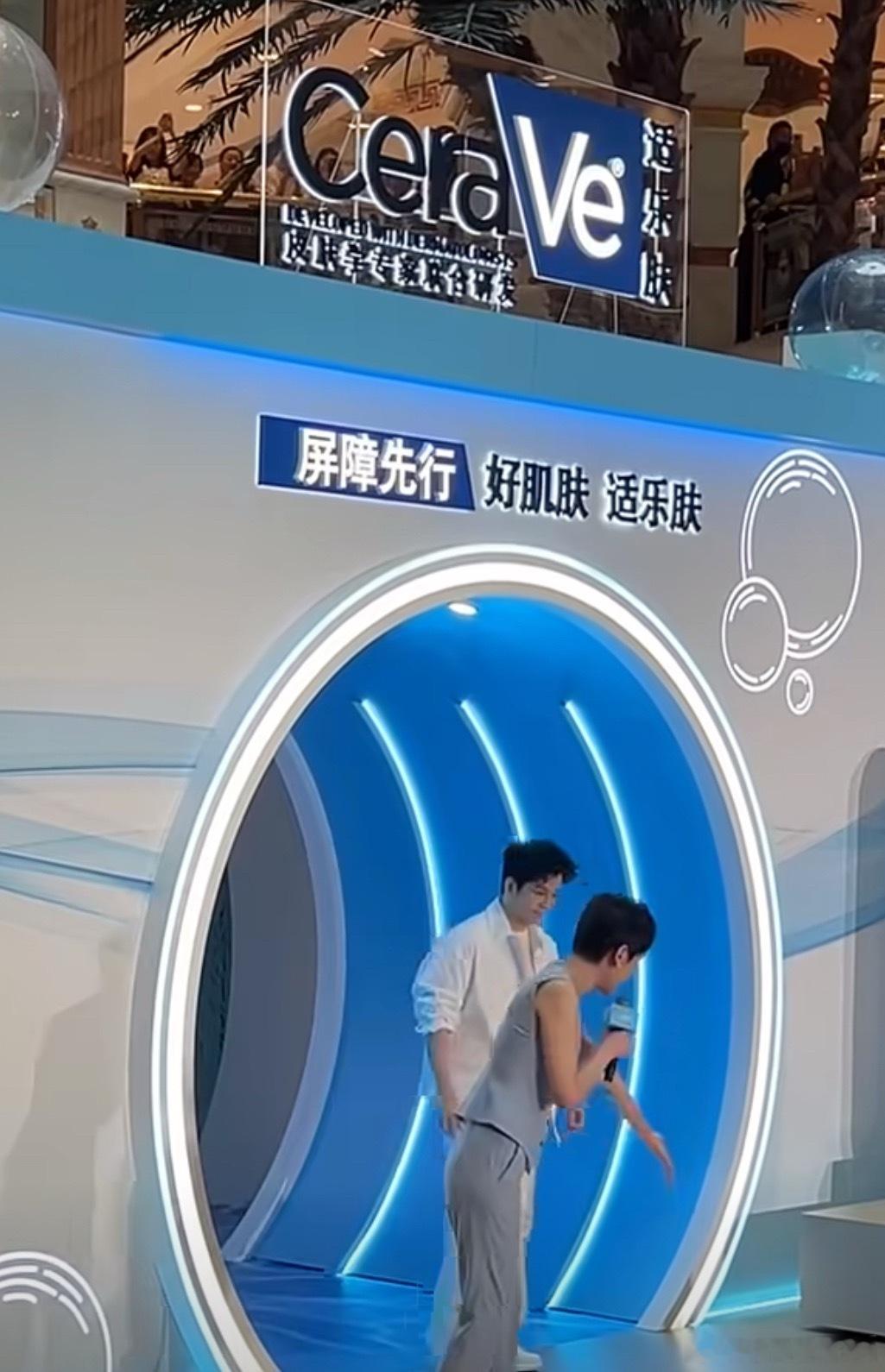 樊振东一袭白衣亮相现场山呼海啸国乒领军人物樊振东现身线下品牌代言官宣活动，一改赛