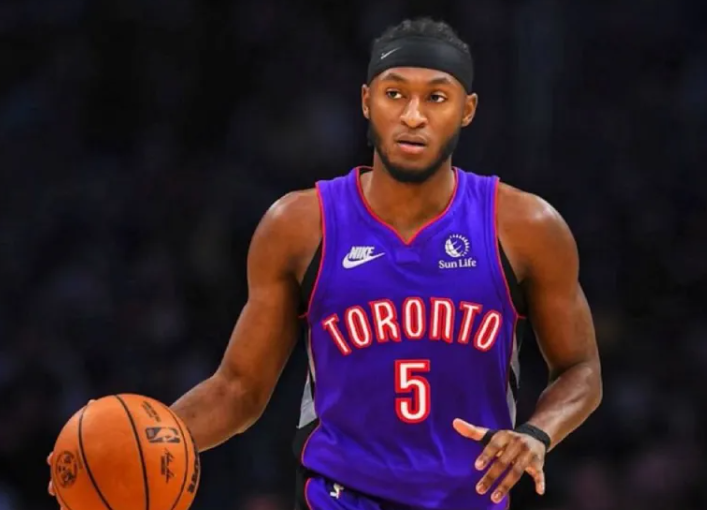 据记者BrettSiegel报道，猛龙官方宣布，后卫伊曼纽尔-奎克利因右腿筋伤