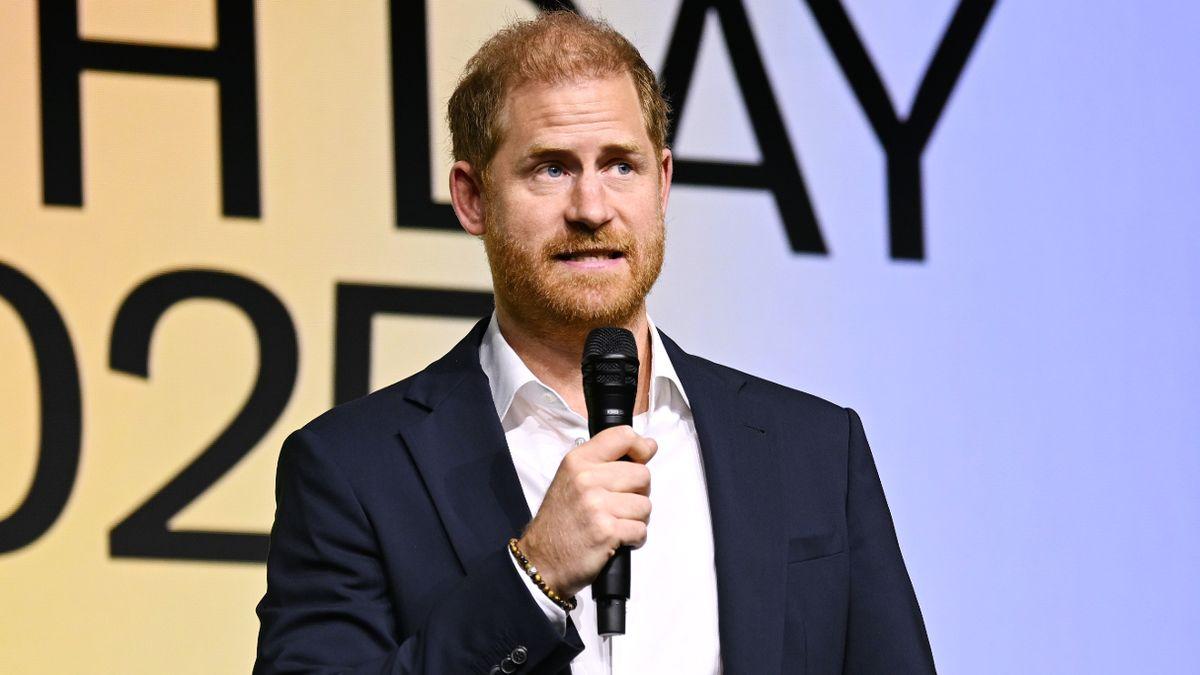 萨塞克斯公爵在发表演讲时批评王室，他在洛杉矶与商业领袖讲话时，指出了“机构中的戏