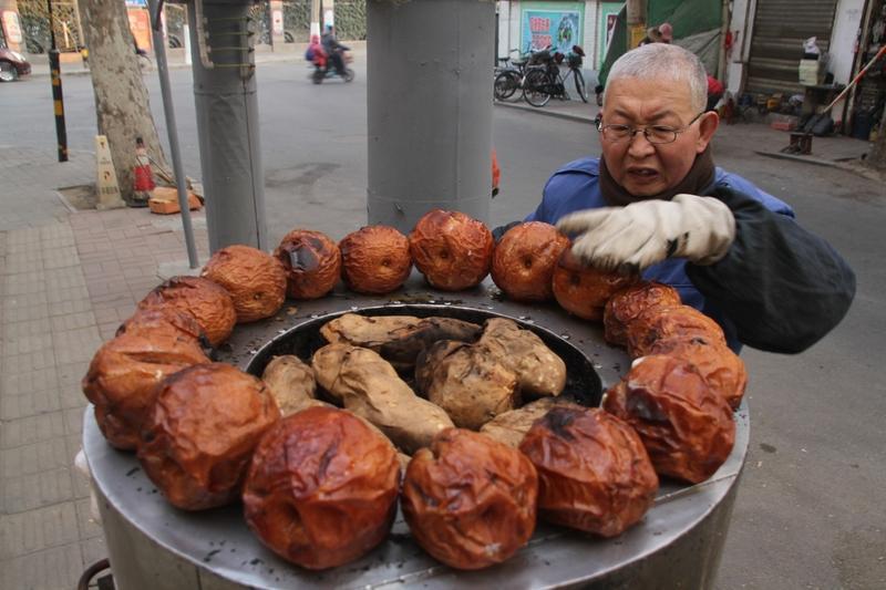 最近“爱吃烤红薯的人天塌了”的话题火了，好多人说街头烤红薯加了人工香精，是“科技