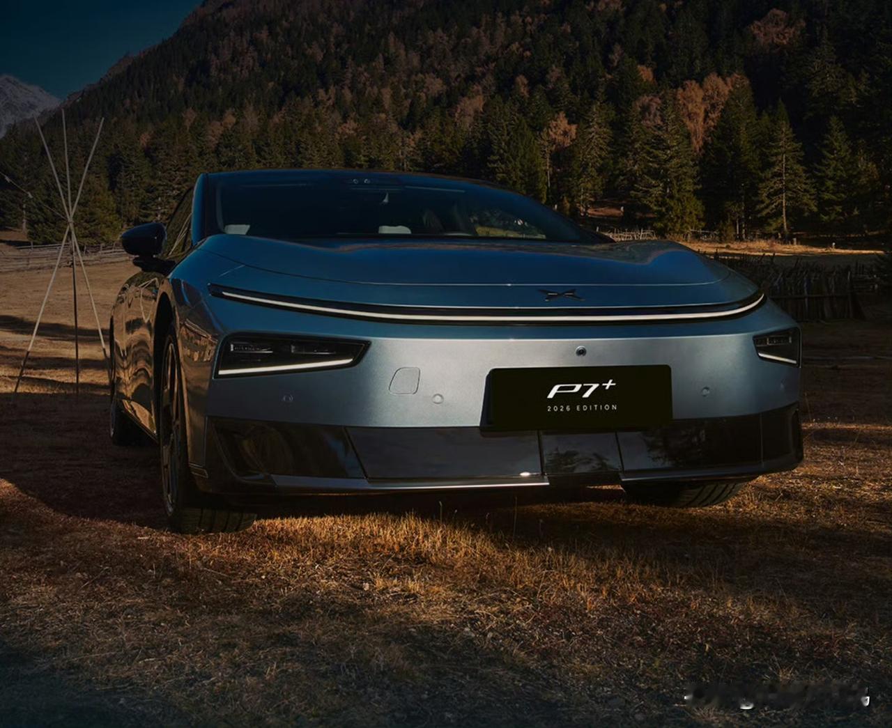 小鹏P7+这波升级太懂车主了！星镜蓝配色质感拉满，尾部更锐利的设计我直接吹爆～