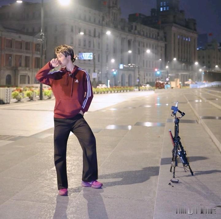 不知天高地厚！4万粉丝主播“帧十八”穿着外卖的衣服在上海外滩直播，现场保安维持秩