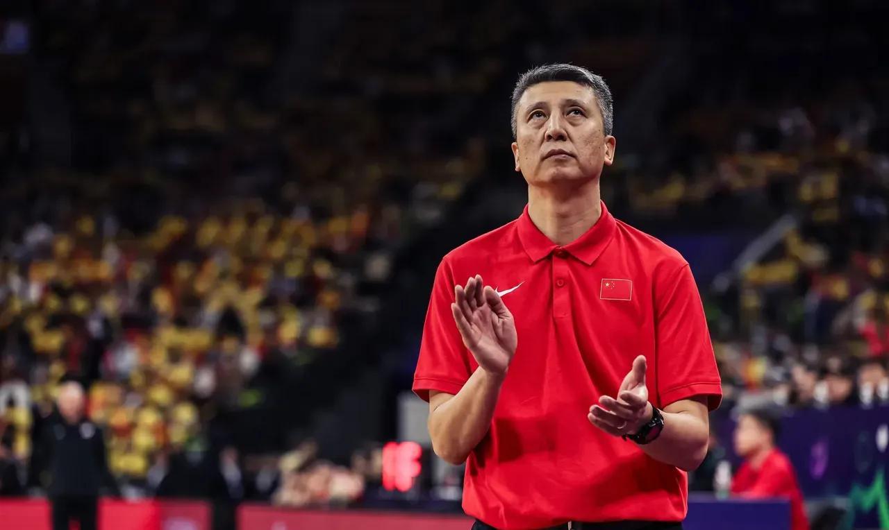 篮协双标操作曝光！宫鲁鸣任性裁人获力挺，郭士强带伤兵逆袭却遭冷遇，中国篮球路在何方？