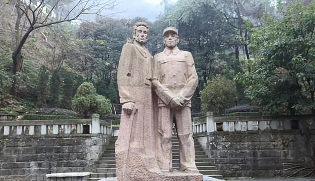 被敌人打碎颅骨，身体冰凉，动弹不得。战友们看了一眼，摇头，抬起他，随手丢进弹坑，