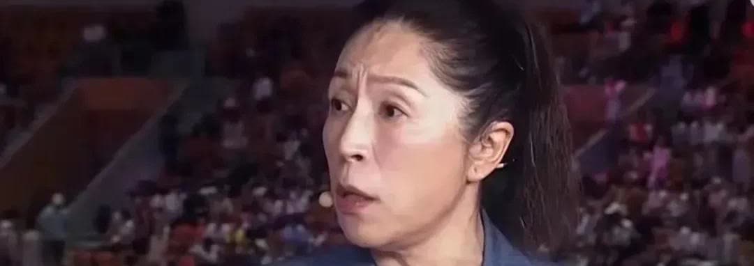 解说席炸锅！前女篮主帅郑薇赛后直言：自家2米大高个坐穿板凳，看不懂！主场输给