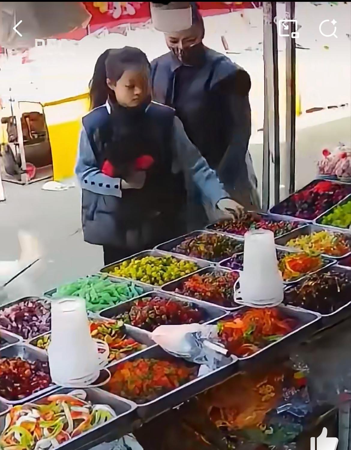 看着这么漂亮一小女孩可惜了，随手偷零食，被老板发现，放回去，老板说没放完，又放一