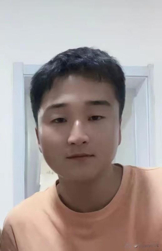 自从妻儿三人被发小杀害后，梁先生的变化实在太大了，网友看了直呼让人心疼！看了照片