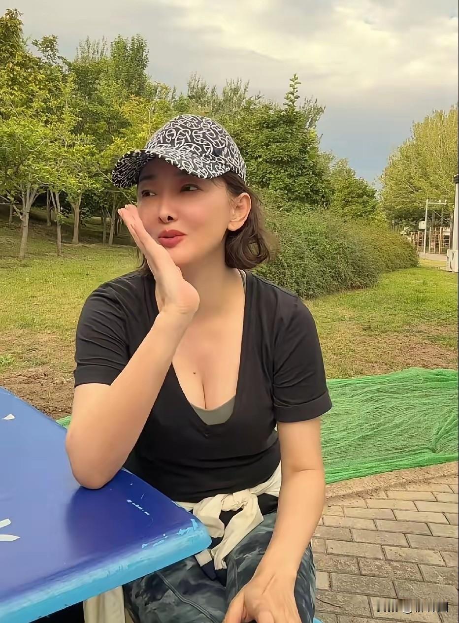 “速看”，彩色瑜伽裤+棒球帽+低胸上衣。这套组合通过‌色彩对比‌与‌风格碰撞‌实