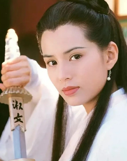 2013年，李若彤在飞机上偶遇周润发，连忙过去打招呼，谁知周润发问了她一个尴尬的