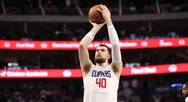 看了祖巴茨休战快船的战绩，给杨瀚森的发展指明了方向！！本赛季的快船，烂透了。