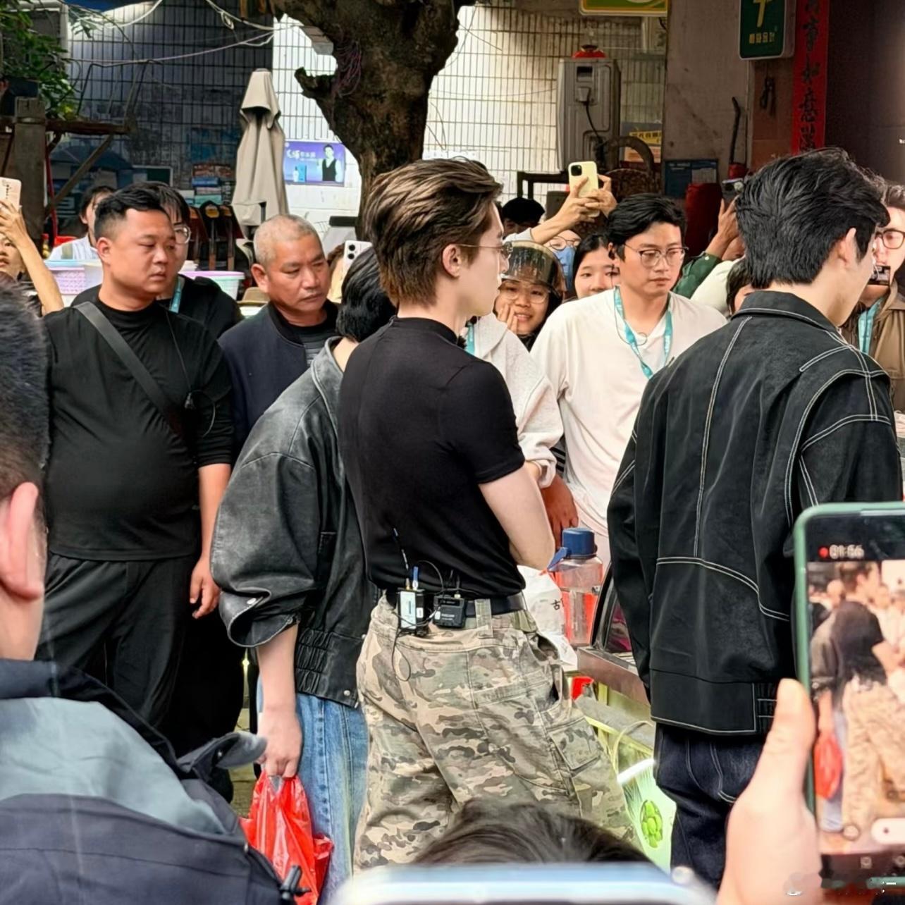 我们镇上来了个大明星，胸肌又大，屁股又翘