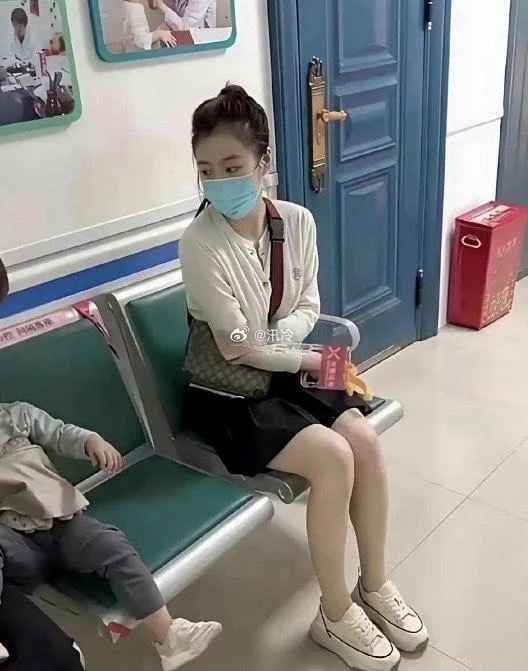 她这是咋做到套进去的