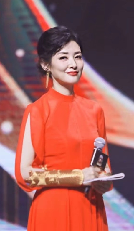 2002年，“央视主持一姐”周涛和结婚12年的丈夫离婚，她坦言：“婚姻给我的全是