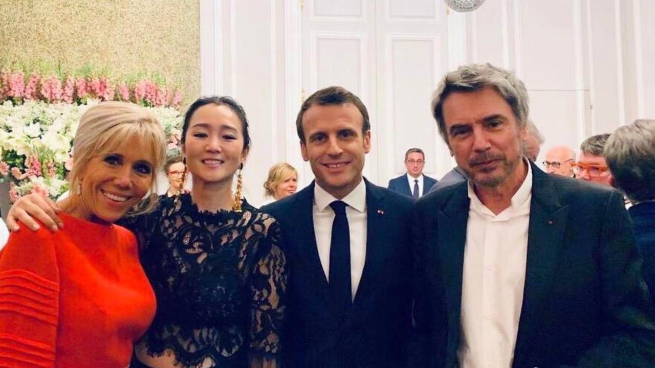 事实证明！陪马克龙回国的巩俐，可能已经走上了另一条大道如今地位斐然，甚至能陪同