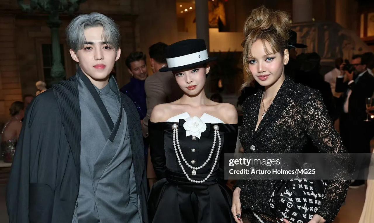 Lisa与Jennie内场合照，风格碰撞引热议在备受瞩目的活动内场，Lisa与
