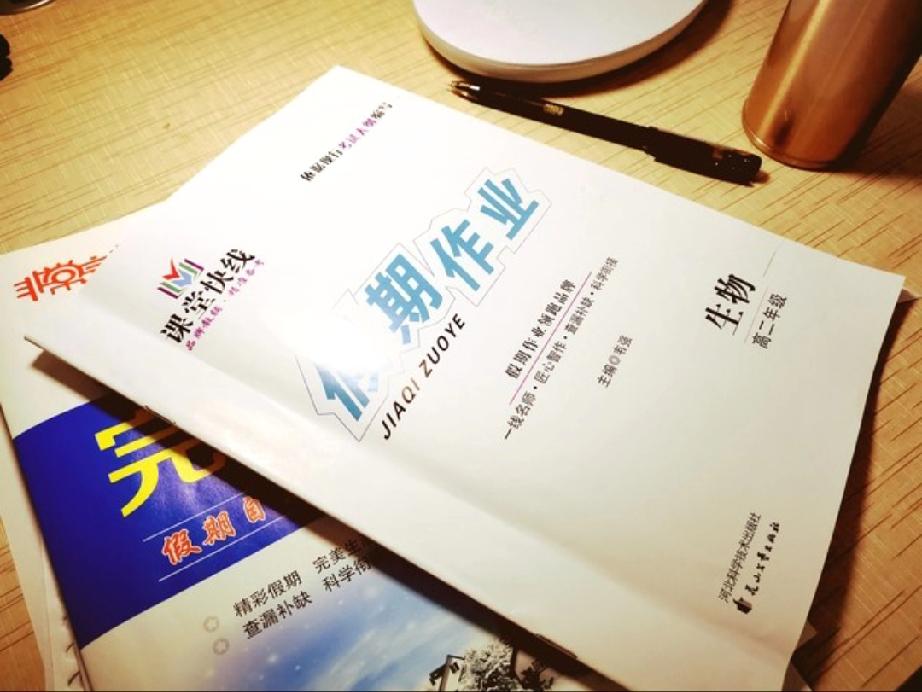 这个消息，学生家长早已在议论。连接送小学生的奶奶，外婆，都在等待接娃时间，议论这