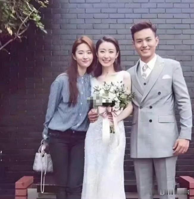 新娘竟然比刘亦菲还美？不会看错了吧，刘亦菲可是“合照杀手，”谁跟她合照谁必须输