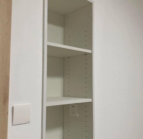 上周末去闺蜜家新房暖房，一进门我就愣住了。她家卫生间墙上掏了个洞，洗发水沐浴露全