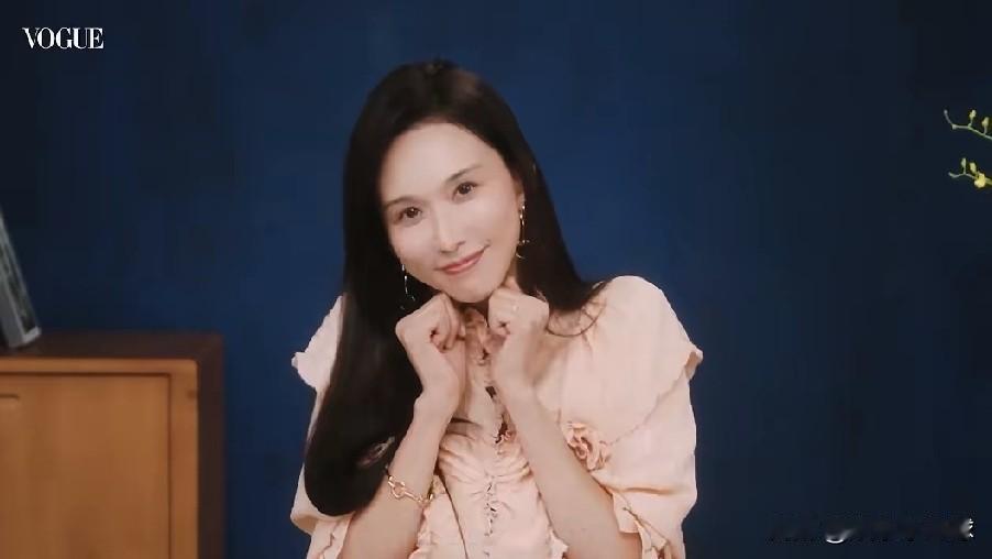 51岁的林志玲，不适合继续卖萌了近日，林志玲现身VOGUE十月专访视频，造型