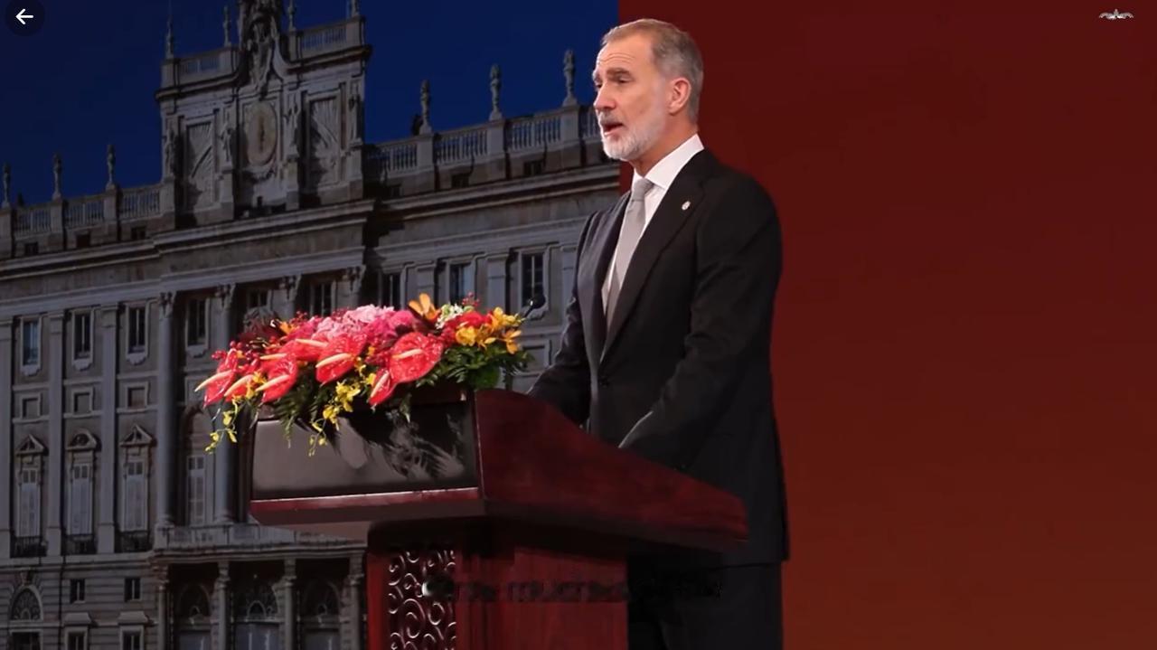 费利佩六世是讲究人，一天换两条领带，气质也跟着领带的颜色变化！11月12西班牙国