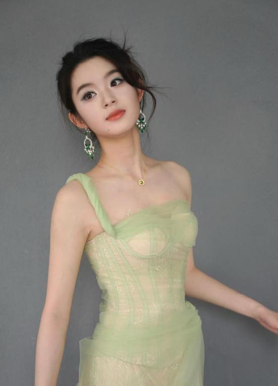 黄杨钿甜估计现在后悔死了吧！被官方点名她爸在雅工作期间涉嫌违规经商办企业，还