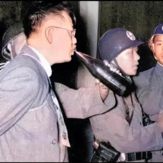 这个正在喝“断头酒”的人是刘晋钰烈士，此时的他身上被绳索勒的很紧，看起来令人心疼