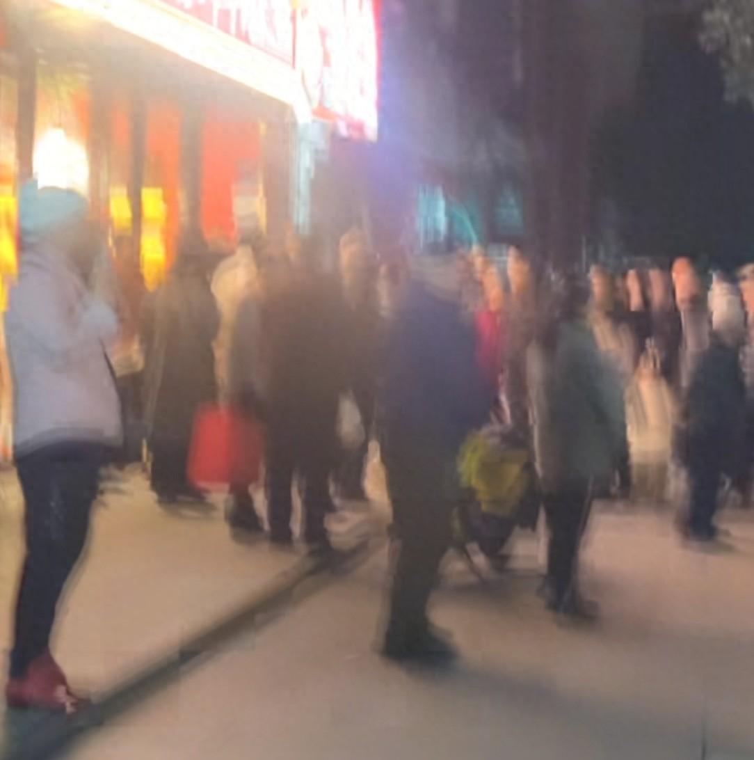 这下事情闹大了！湖北武汉。一群大爷大妈每晚固定到一家火锅店门口跳广场舞，饭店老板