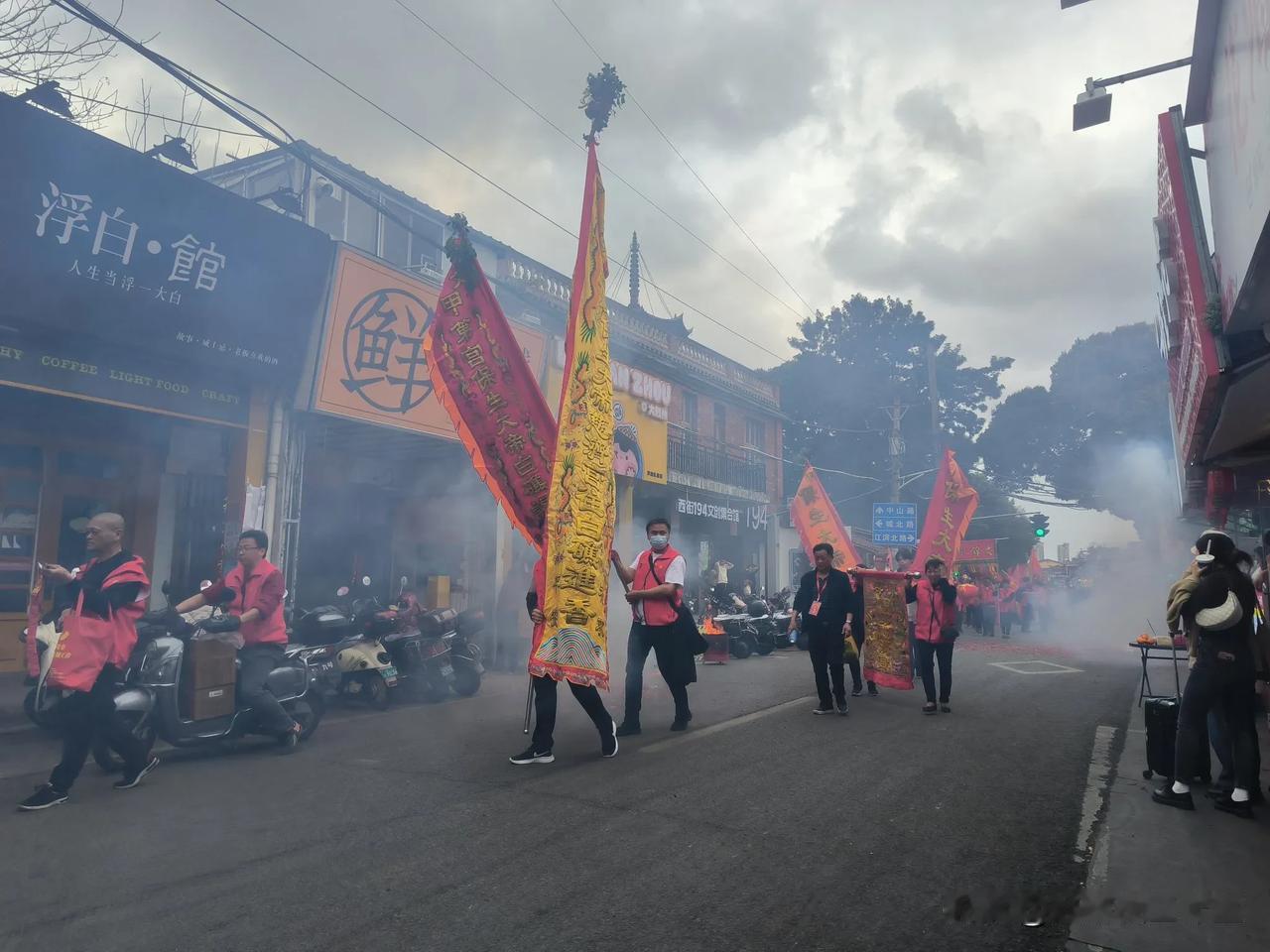 泉州古城太有烟火气了，竟然可以放鞭炮，太意外了……今天西街民俗活动，明显不是