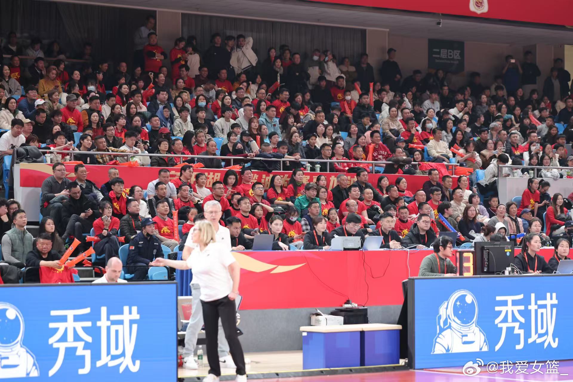 【火爆！中国女篮武汉热身赛上座率高达八成】在昨晚结束的一场国际热身赛中，中国女篮