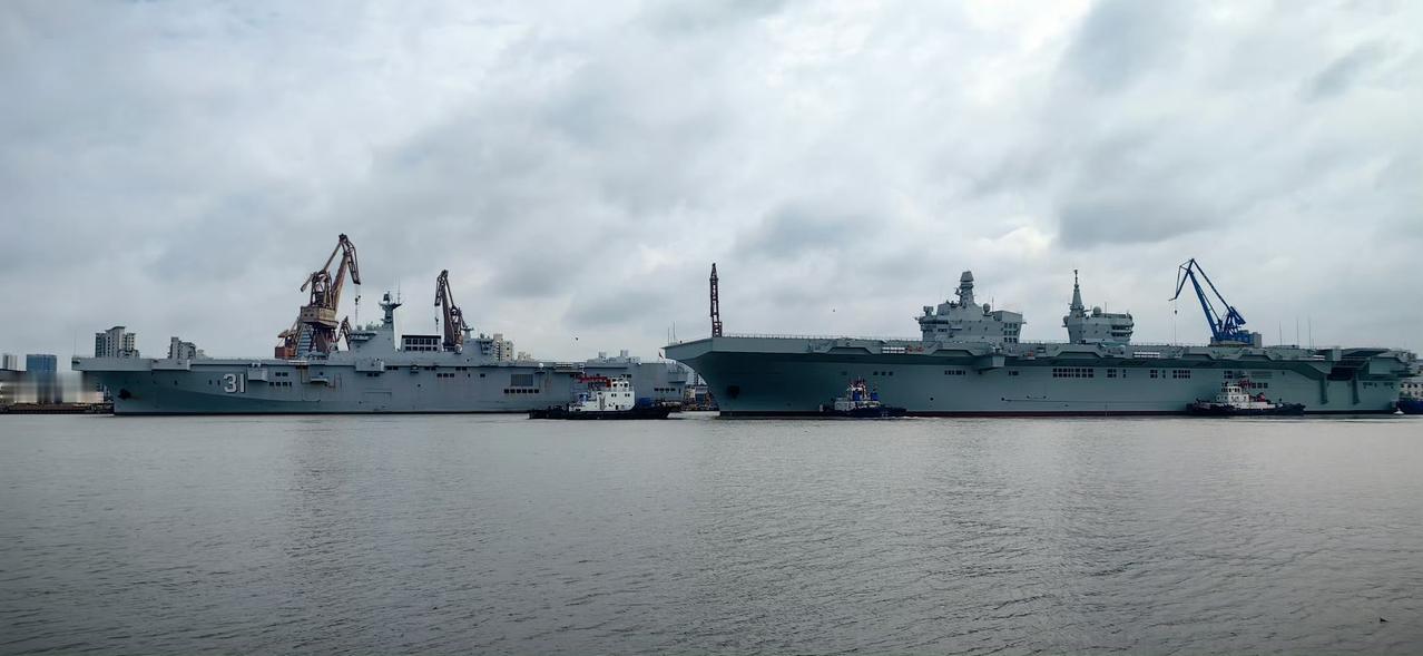 076型两栖攻击舰“四川”舰驶出船坞，随后075型两栖攻击舰"海南舰""将进入船