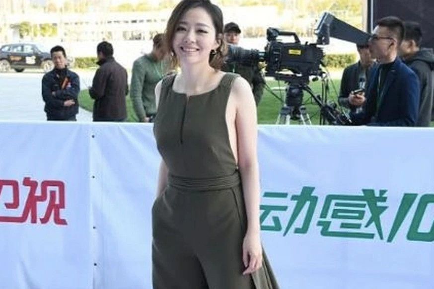 张靓颖才是小身材大能量！“留空”穿连体裤气质很绝，这身造型太抓眼球