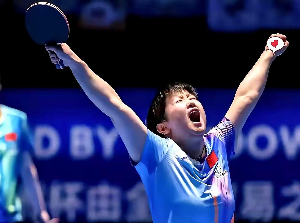 决胜局，对手手握赛点，孙颖莎离淘汰只差一个球。她没慌，一个反手拧拉追平。1