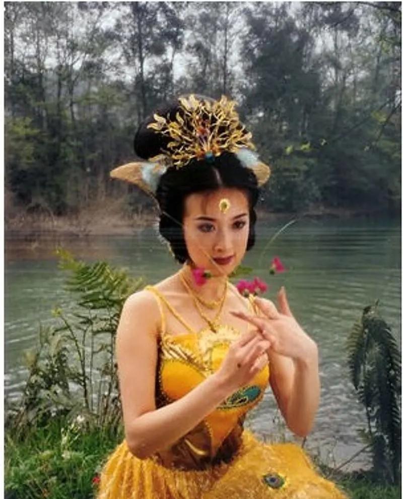 我问我闺蜜，为什么一直都说金巧巧很漂亮，适合演公主，她也就普通漂亮，比不上傅艺伟