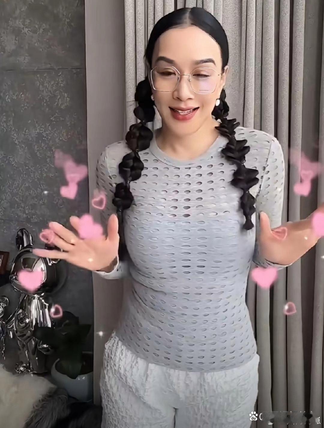 55岁钟丽缇看着好像变样了，整个人的状态和以往比反差还挺明显的