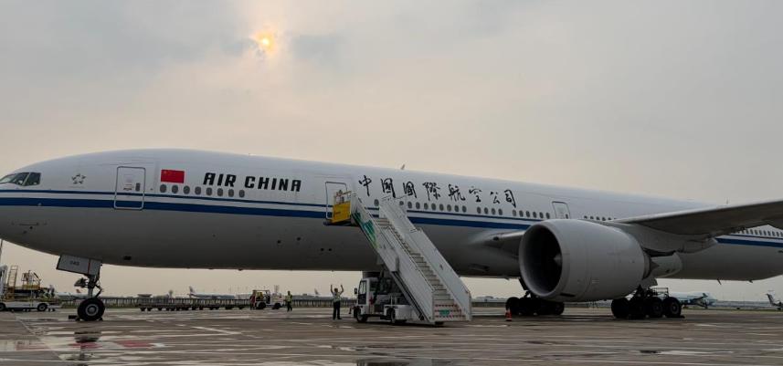 7月20号下午，一架民航客机降落在北京首都国际机场，戴着手铐被押下来的，就