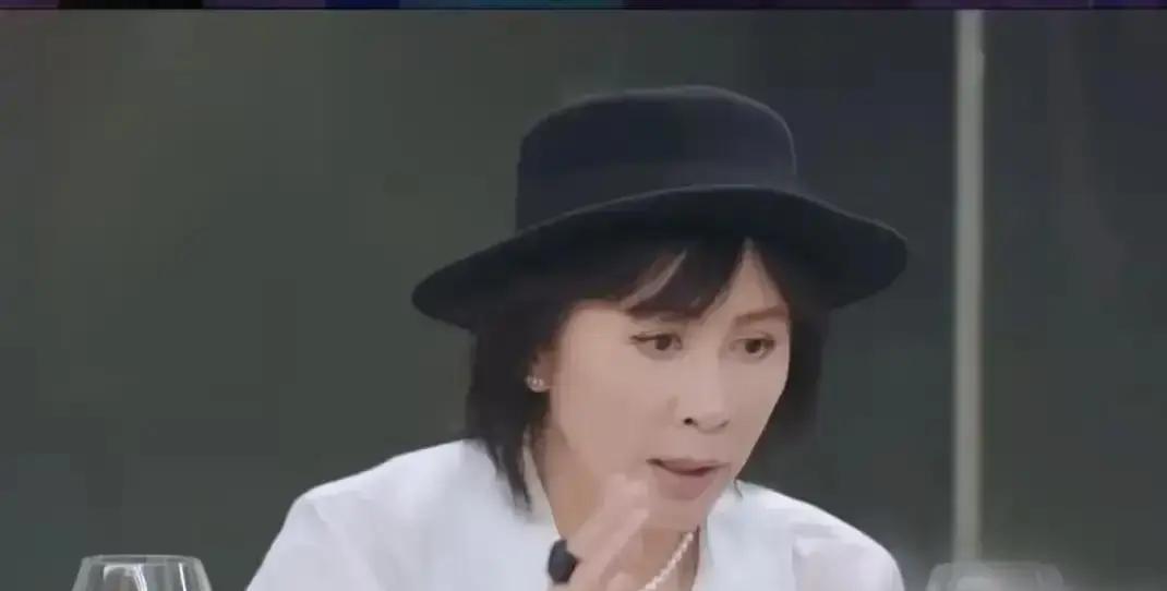 梁朝伟又“消失”了。刘嘉玲却在鼓掌。你没看错。当丈夫躲进某个欧洲小镇看云，